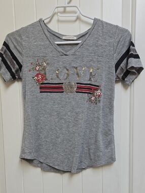 Occasion Gray 'LOVE' Graphic V-Neck Tee with Floral Accents Youth Large